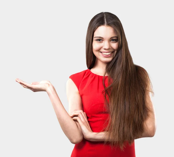 Mulher sorridente bonita em vestido vermelho — Fotografia de Stock