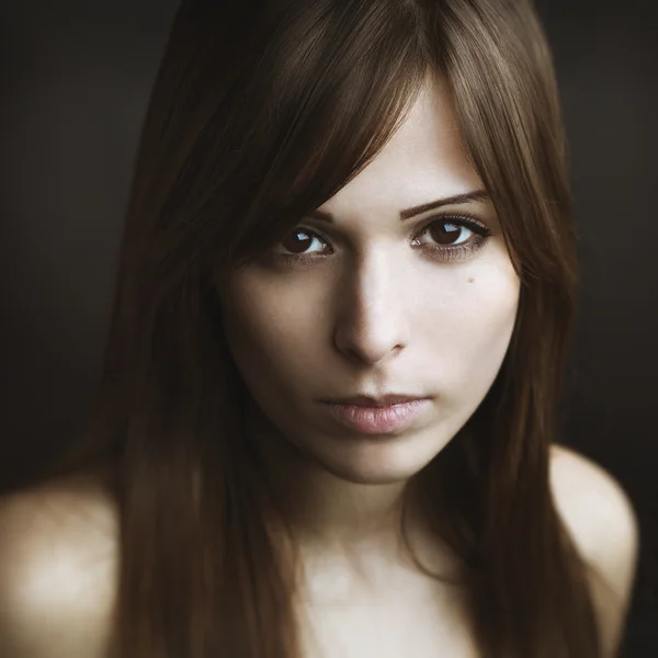 Schönes junges Frauenporträt im Atelier — Stockfoto