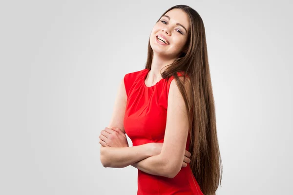 Vackra leende kvinna i röd klänning — Stockfoto