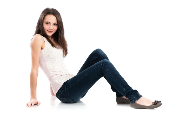Menina caucasiana atraente sentado no chão — Fotografia de Stock