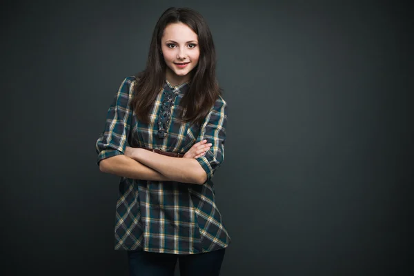 Schönes lächelndes Mädchen auf dunklem Hintergrund — Stockfoto