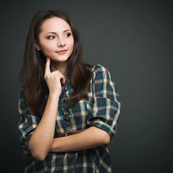 Vackra leende flicka på mörk bakgrund — Stockfoto