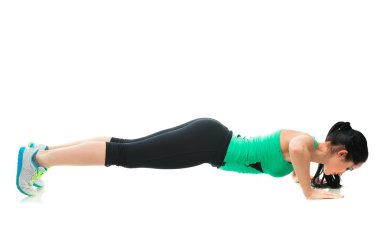 yerdeki egzersiz yaparak güzel bir sportif kadın