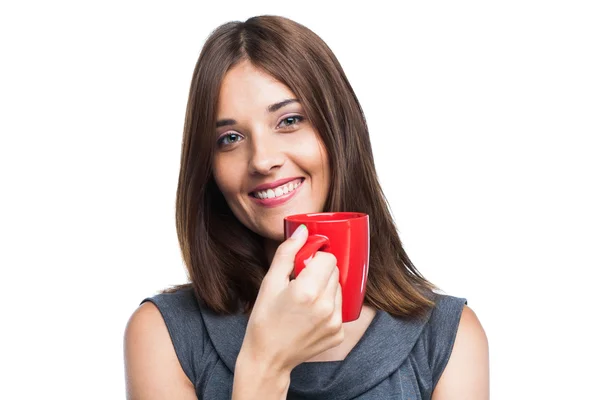 Красивая молодая женщина с красной чашкой — стоковое фото