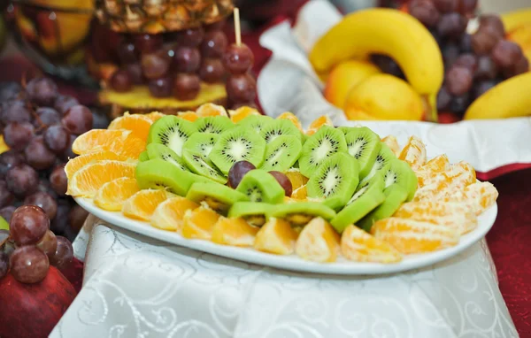 Arranjo de frutas esculpidas .fresh vários frutos — Fotografia de Stock