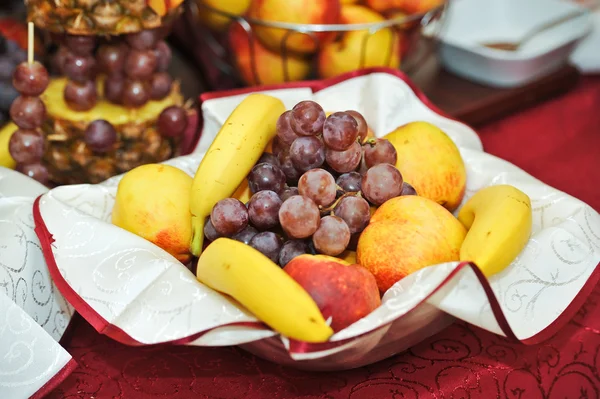 조각 과일 배열.fresh 다양 한 과일 — 스톡 사진