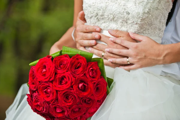 Sposa con bouquet, primo piano — Foto Stock