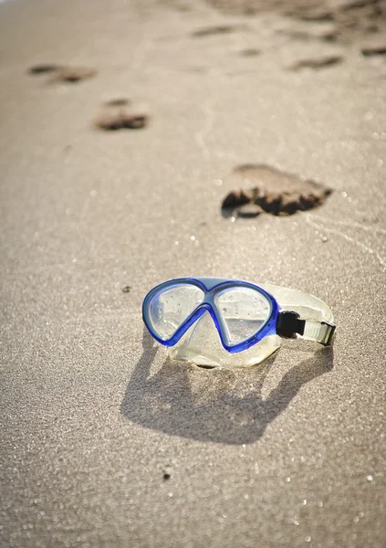 Máscara de natação azul na praia mar máscara .face na praia — Fotografia de Stock