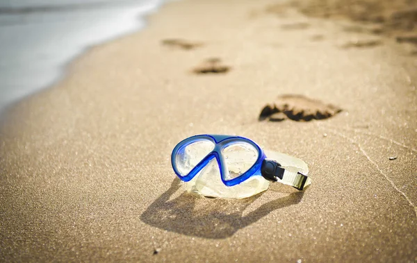 Máscara de natação azul na praia mar máscara .face na praia — Fotografia de Stock