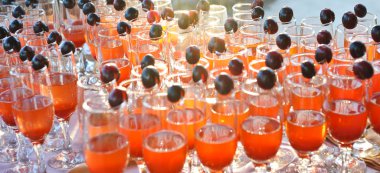 gözlük kokteyl ile bir parti görev yaptı.