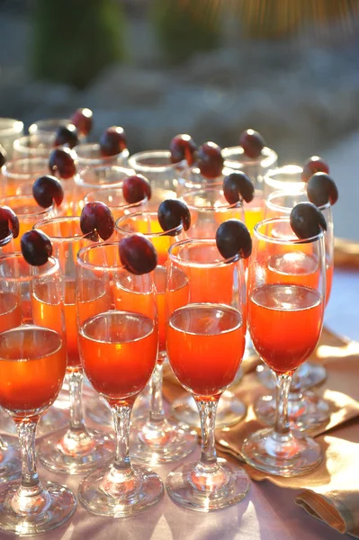 Gläser mit Cocktail auf einer Party serviert — Stockfoto