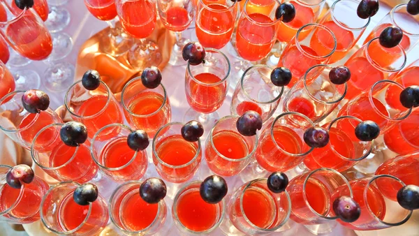 Glasögon med cocktail serveras på en fest — Stockfoto