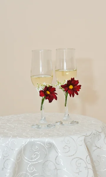 Dois copos de champanhe com bandeja e decorações festivas — Fotografia de Stock