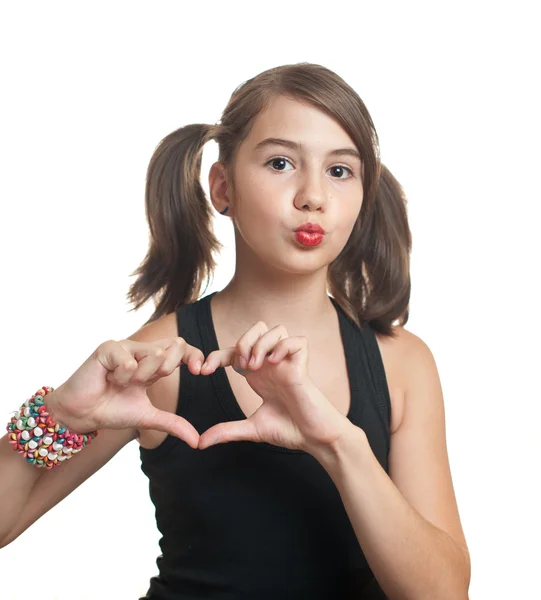 Adolescente chica haciendo en forma de corazón con sus manos — Foto de Stock
