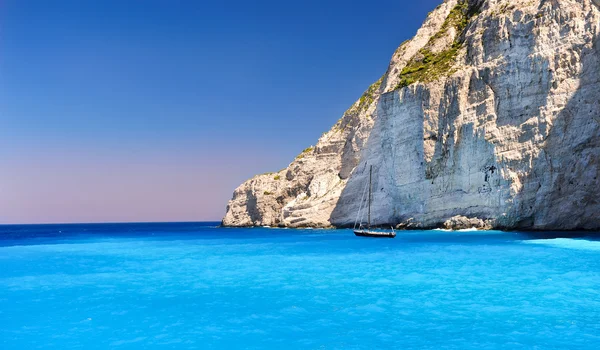 tekne navagio beach (olarak da bilinen batık beach), zakynthos Island, Yunanistan navagio Beach greece.side görünümü Plajı ankraj cruiser ile bağlantılı