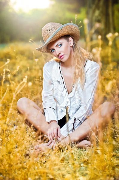 Sexy portrait woman with hat and white shirt in the autumn day — Stock Photo, Image