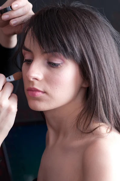 Joven hermosa dama aplicando maquillaje por artista de maquillaje profesional —  Fotos de Stock