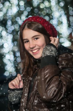 Kış tarzı genç güzel kız portresi