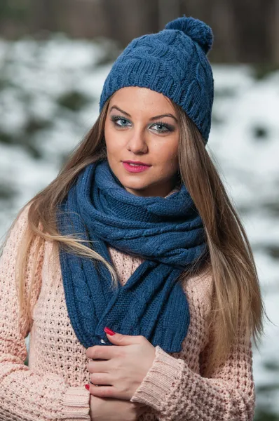 Bella giovane donna in un colpo di moda invernale — Foto Stock