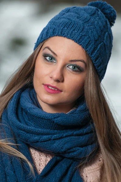 Mooie jonge vrouw in een winter mode schot — Stockfoto