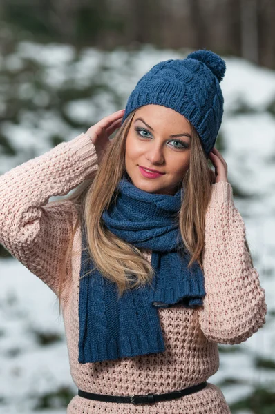 Bela jovem mulher em um inverno moda tiro — Fotografia de Stock