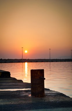 Sunrise zakynthos plajda iskele arka plan ile. Yunanistan iskele güneş doğarken