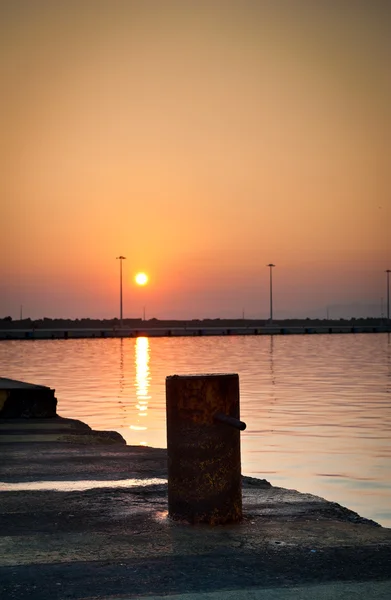 Răsărit de soare pe plaja Zakynthos cu Pier în fundal. răsărit de soare la dig în Grecia — Fotografie, imagine de stoc