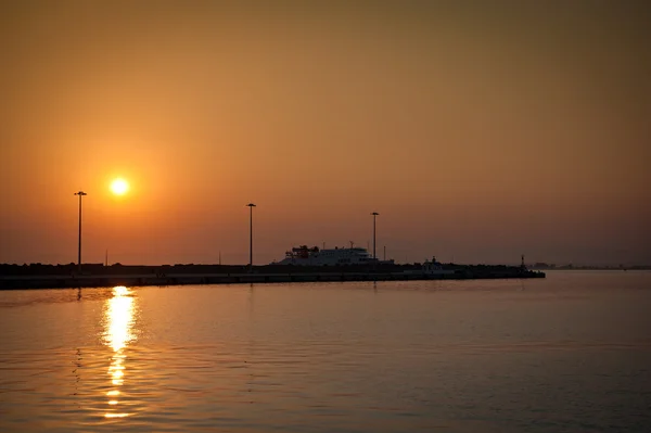 Răsărit de soare pe plaja Zakynthos cu Pier în fundal. răsărit de soare la dig în Grecia — Fotografie, imagine de stoc