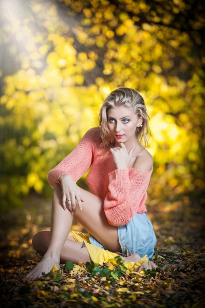 Beautiful elegant woman with long legs in autumn park — Stock Photo, Image