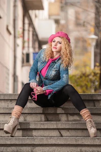 Jeune fille à la mode belle avec chapeau rose regardant autour de la ville — Photo