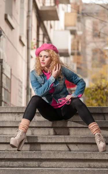 Jeune fille à la mode belle avec chapeau rose regardant autour de la ville — Photo