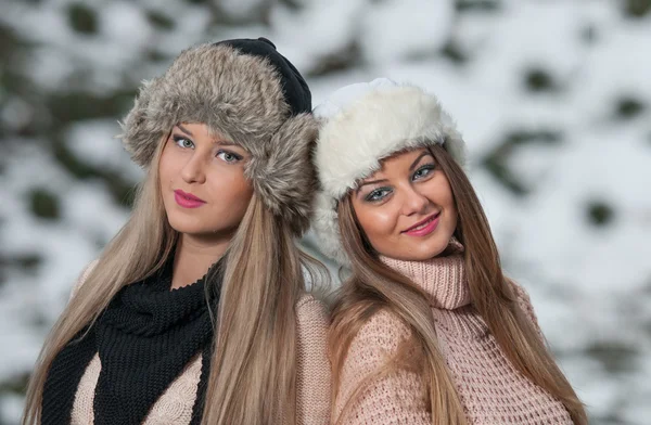 Mulheres jovens atraentes em uma moda de inverno shot.Winter meninas selvagens na neve — Fotografia de Stock