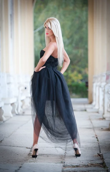 Schöne Frau in schwarzem Kleid posiert im Freien.sexy Frau in stilvoller Retro-Szene — Stockfoto