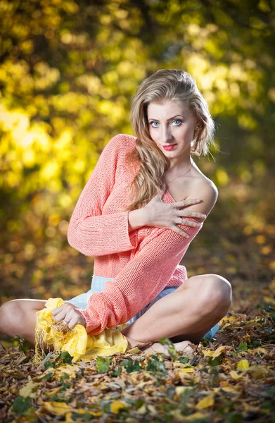 Belle femme élégante avec de longues jambes dans le parc d'automne — Photo