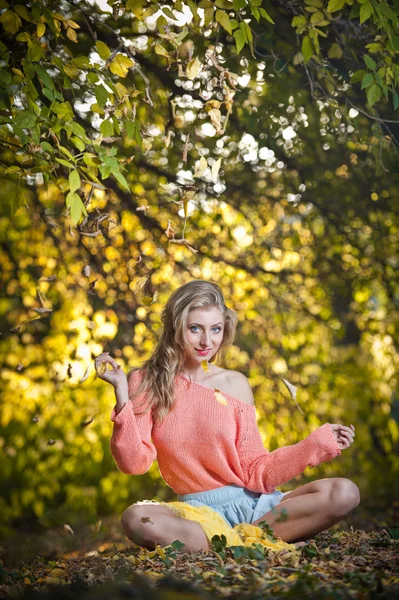 Mooie elegante vrouw met lange benen in herfst park — Stockfoto