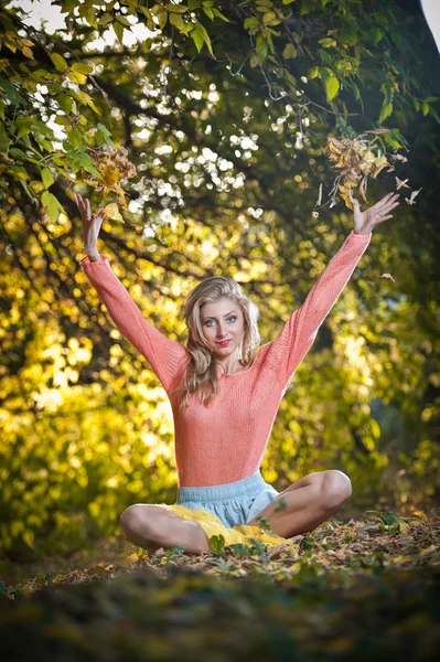 秋の公園で、長い脚を持つ美しいエレガントな女性 — ストック写真