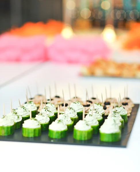Geassorteerde hartige snacks op feestelijke tabel .holiday voorgerechten — Stockfoto