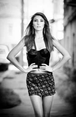 şirin esmer bir şehir sokak poz mini etek