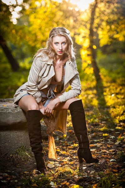 Young pretty woman at the autumn park. — Stock Photo, Image