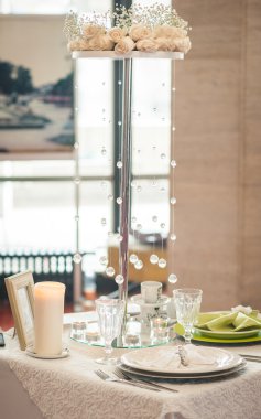 kaşık, çatal, temiz tabak, bardak ve bir bıçak kadar kutlama birbant bağlamıştım. masada yalan