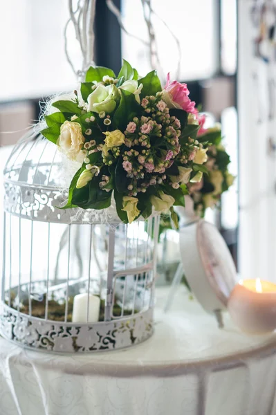 婚礼 table.floral 安排和装饰的装饰 — 图库照片