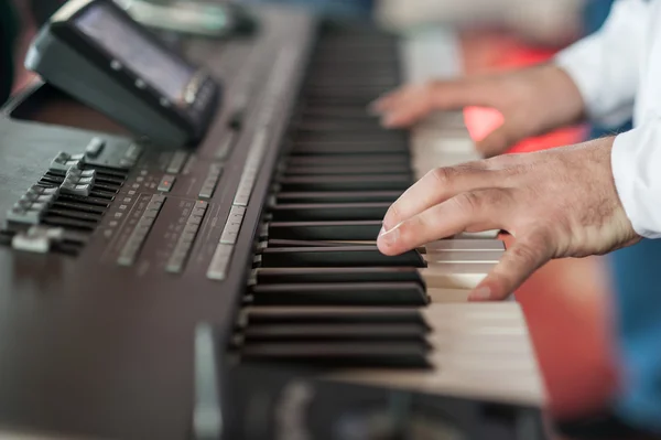 Muzikant speelt op keyboards. — Stockfoto