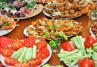 Partiden önce restoranda yemek masası servisi.
