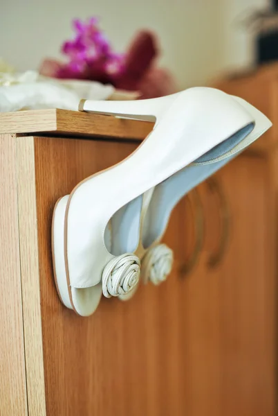 Par de zapatos de novia blancos en la superficie de madera —  Fotos de Stock