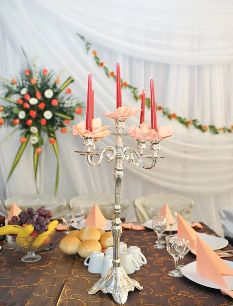 Ljusstake med levande ljus och blomsterarrangemang på bröllop ceremoni detalj — Stockfoto