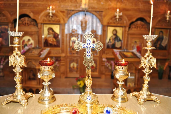 Croce e candelabri nella chiesa — Foto Stock