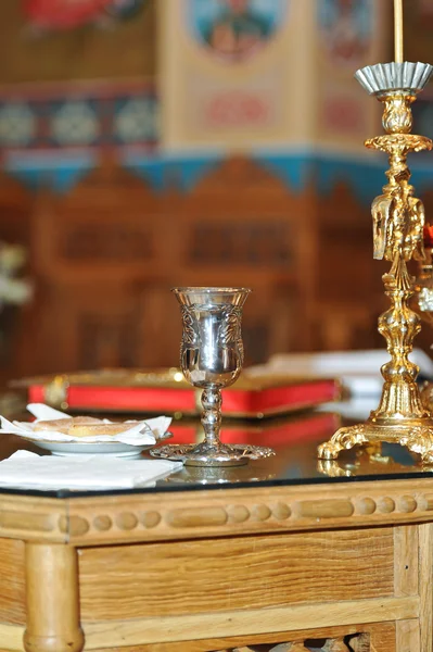 Cup och ljusstake i kyrkan — Stockfoto