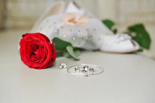 对美丽的红玫瑰在背景上的结婚戒指 — 图库照片