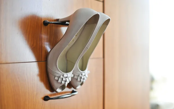 Coppia di scarpe da sposa bianche su superficie in legno — Foto Stock