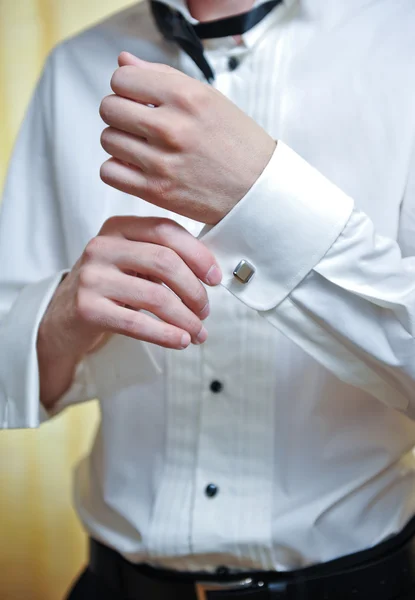 Gros plan sur l'élégance des mains de marié avec bouton de manchette — Photo